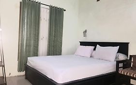 Rumah Luas isi tiga Kmr dan banyak tempat tidur